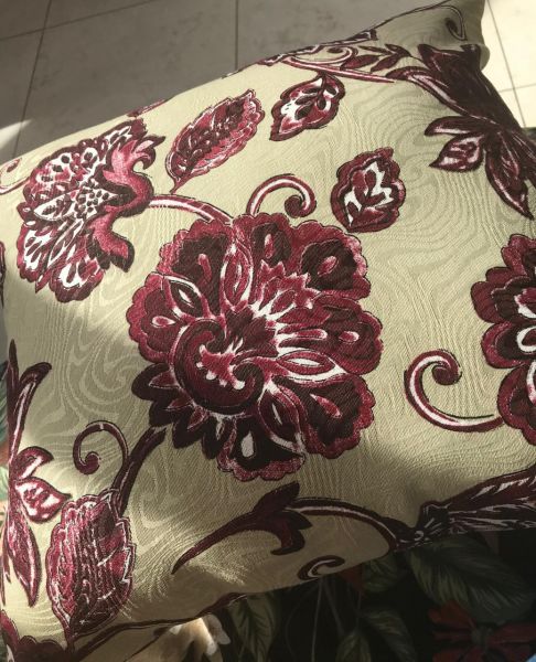 Almofada rosas vinho e bege 45 x 45